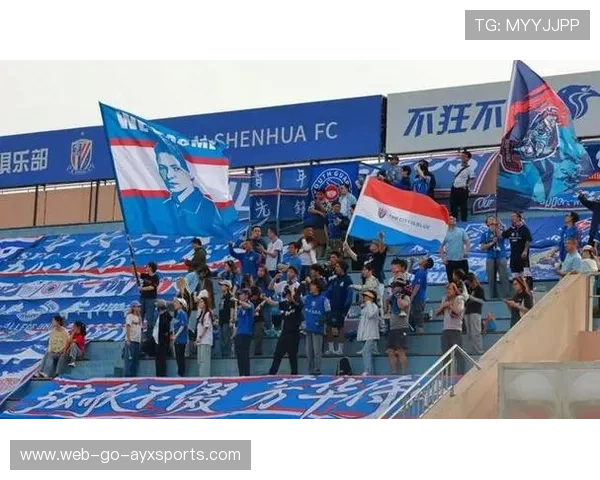 上海申花备战之际，球迷为他们加油，上海申花队的比赛