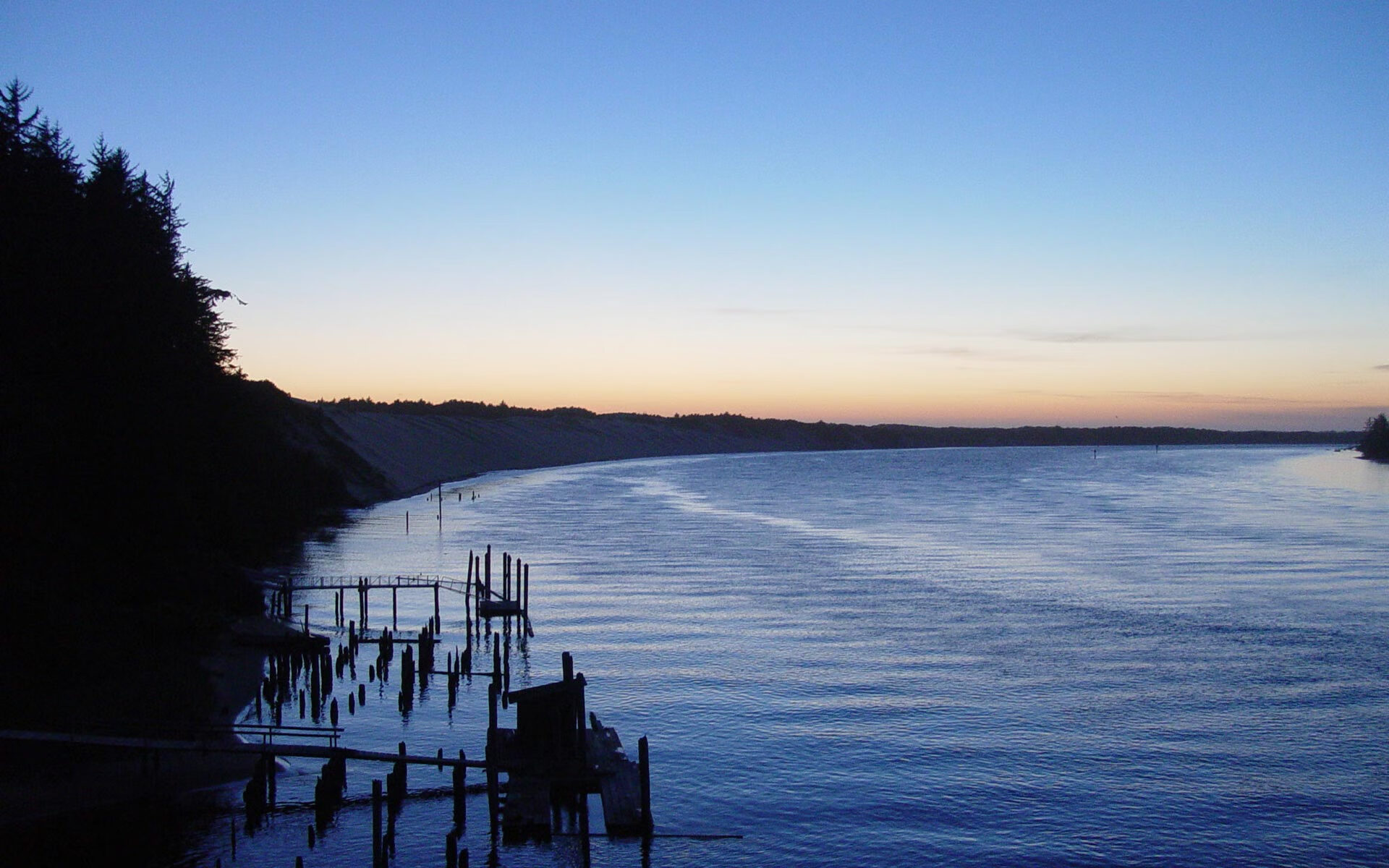 特色足球运动主题的文化创意园区逐步兴起,丰富城市文化生活,足球特色园园所标语