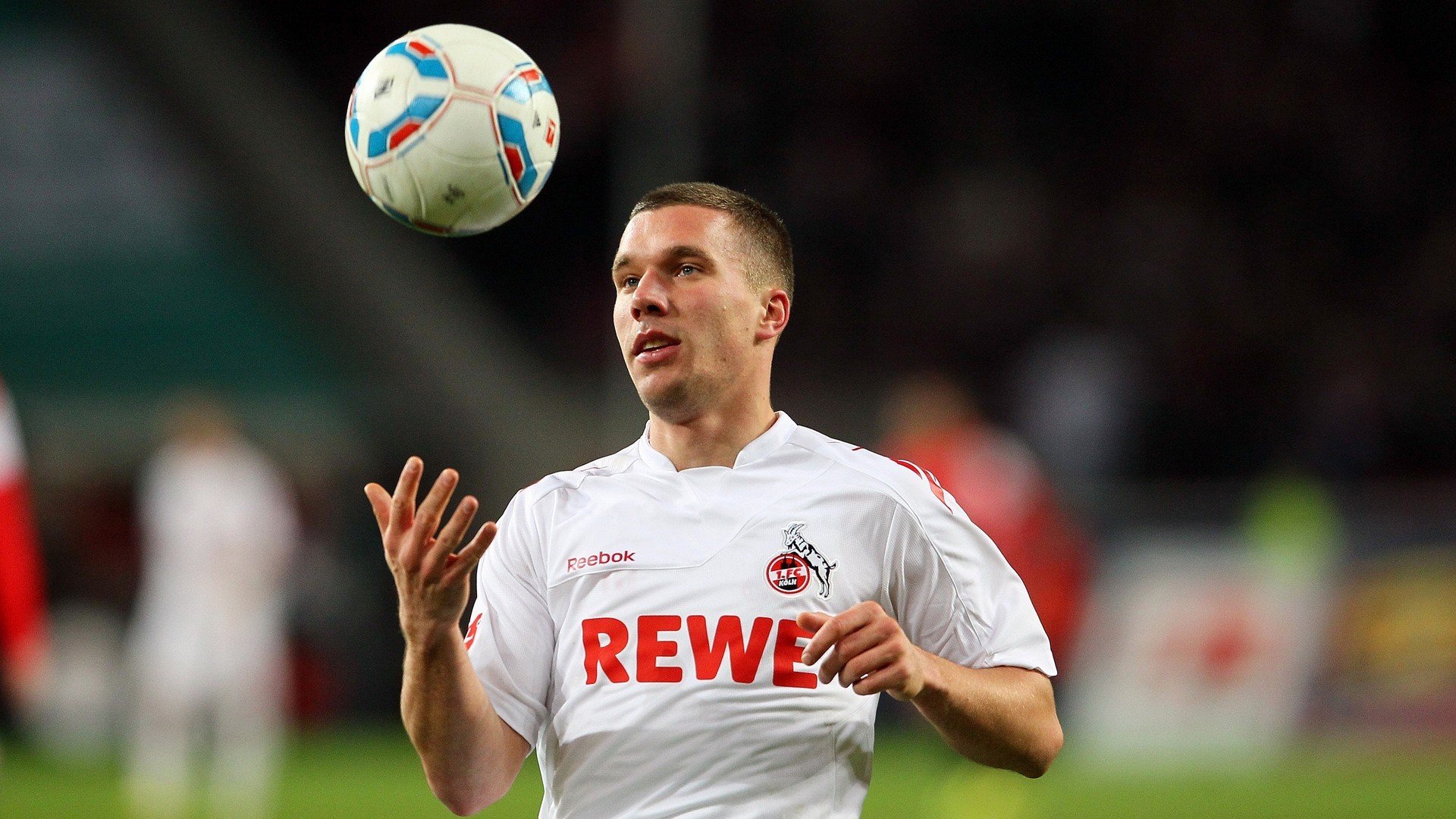 爱游戏官方-隆戈：凭借惊人的力量和速度，成为全黑队的超级边锋，隆戈斯干红葡萄酒价格